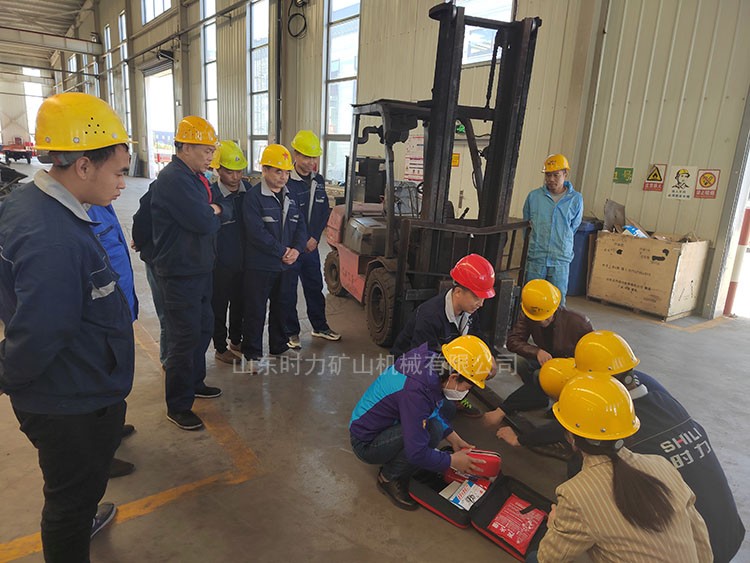 加强企业防患意识，积极开展叉车安全事故应急救援演练