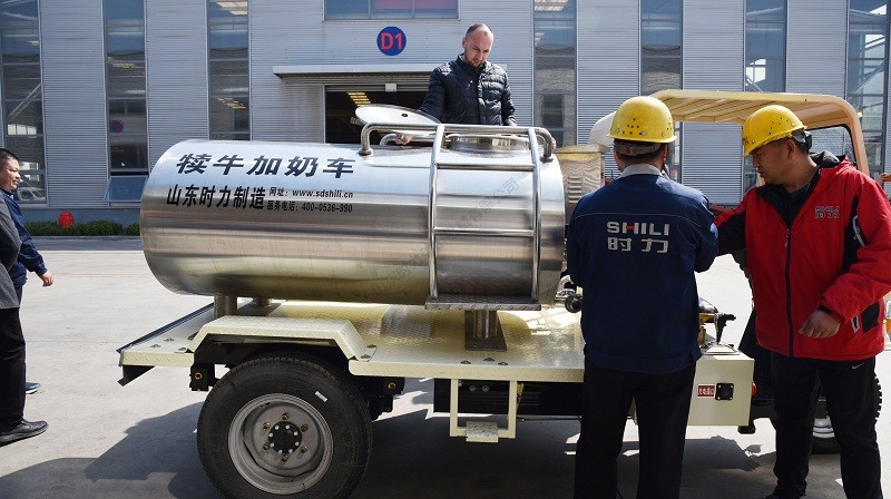 时力牧业犊牛加奶车